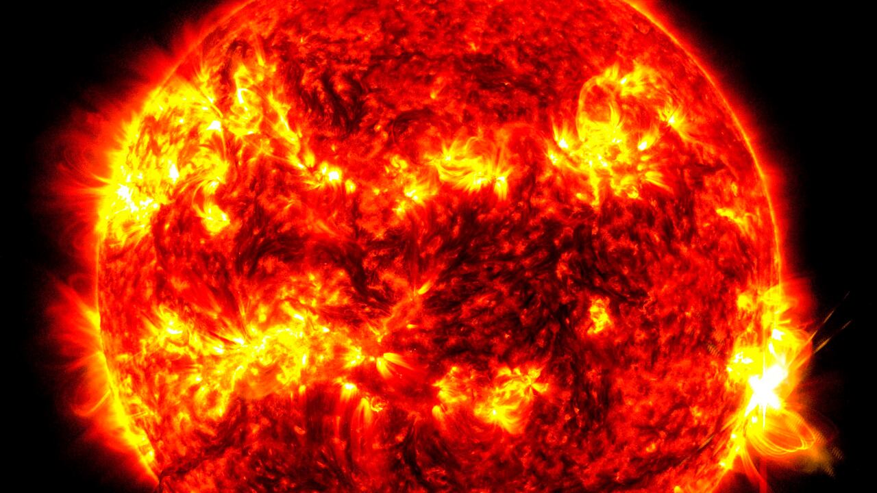 Esta imagen proporcionada por el Observatorio de Dinámica Solar de la NASA muestra una llamarada solar, el brillante destello de la derecha, el martes 14 de mayo de 2024.