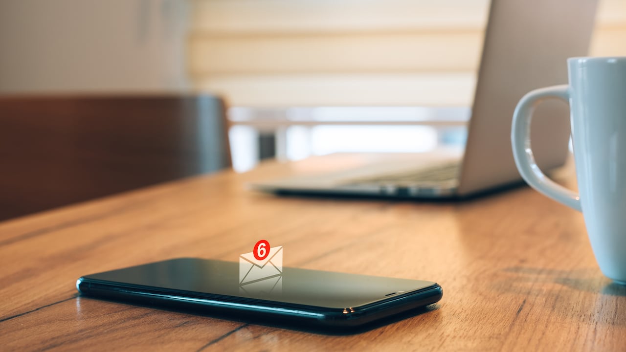 Diversas investigaciones han analizado el impacto que tiene el uso del celular durante las interacciones cara a cara.