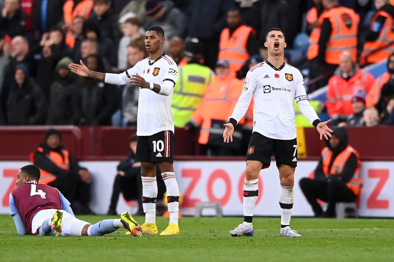Cristiano Ronaldo del Manchester United reacciona durante el partido de la Premier League entre Aston Villa y Manchester United en Villa Park el 6 de noviembre de 2022 en Birmingham, Inglaterra.