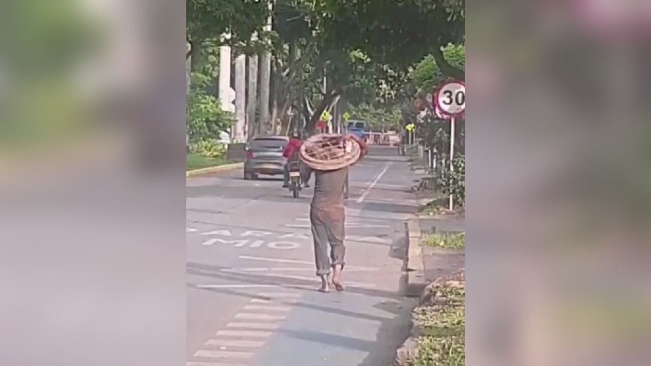 El hombre se paseó por las calles del sur de la ciudad con la tapa en hombros.