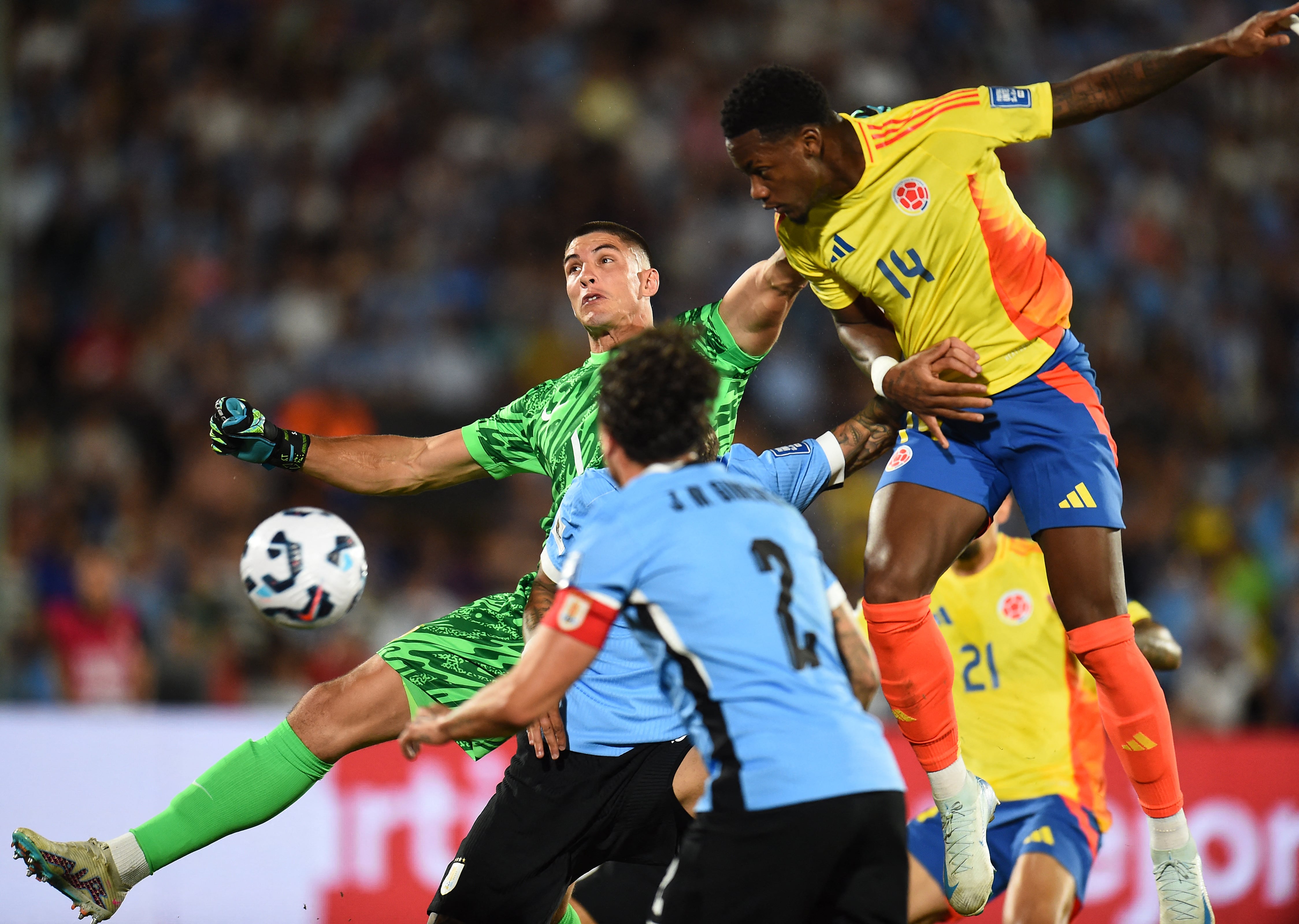 El portero uruguayo #01 Sergio Rochet y el delantero colombiano #14 Jhon Durán luchan por el balón durante el partido de fútbol de las eliminatorias sudamericanas para la Copa Mundial de la FIFA 2026 entre Uruguay y Colombia en el estadio Centenario de Montevideo el 15 de noviembre de 2024.