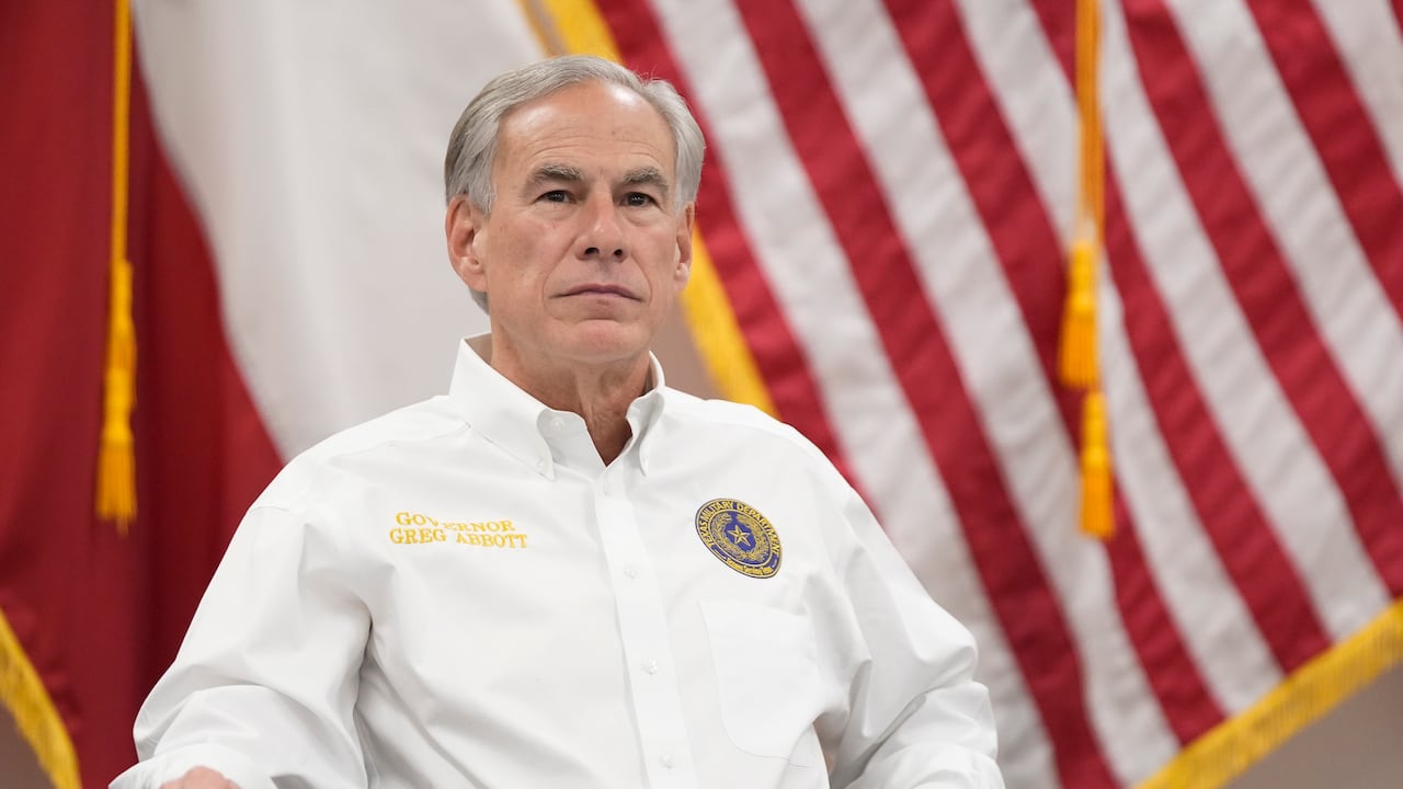 El gobernador de Texas, Greg Abbott, y varios gobernadores de Estados Unidos asisten a una sesión informativa sobre la frontera en el Departamento de Seguridad Pública de Texas en Eagle Pass, Texas, el domingo 4 de febrero de 2024.