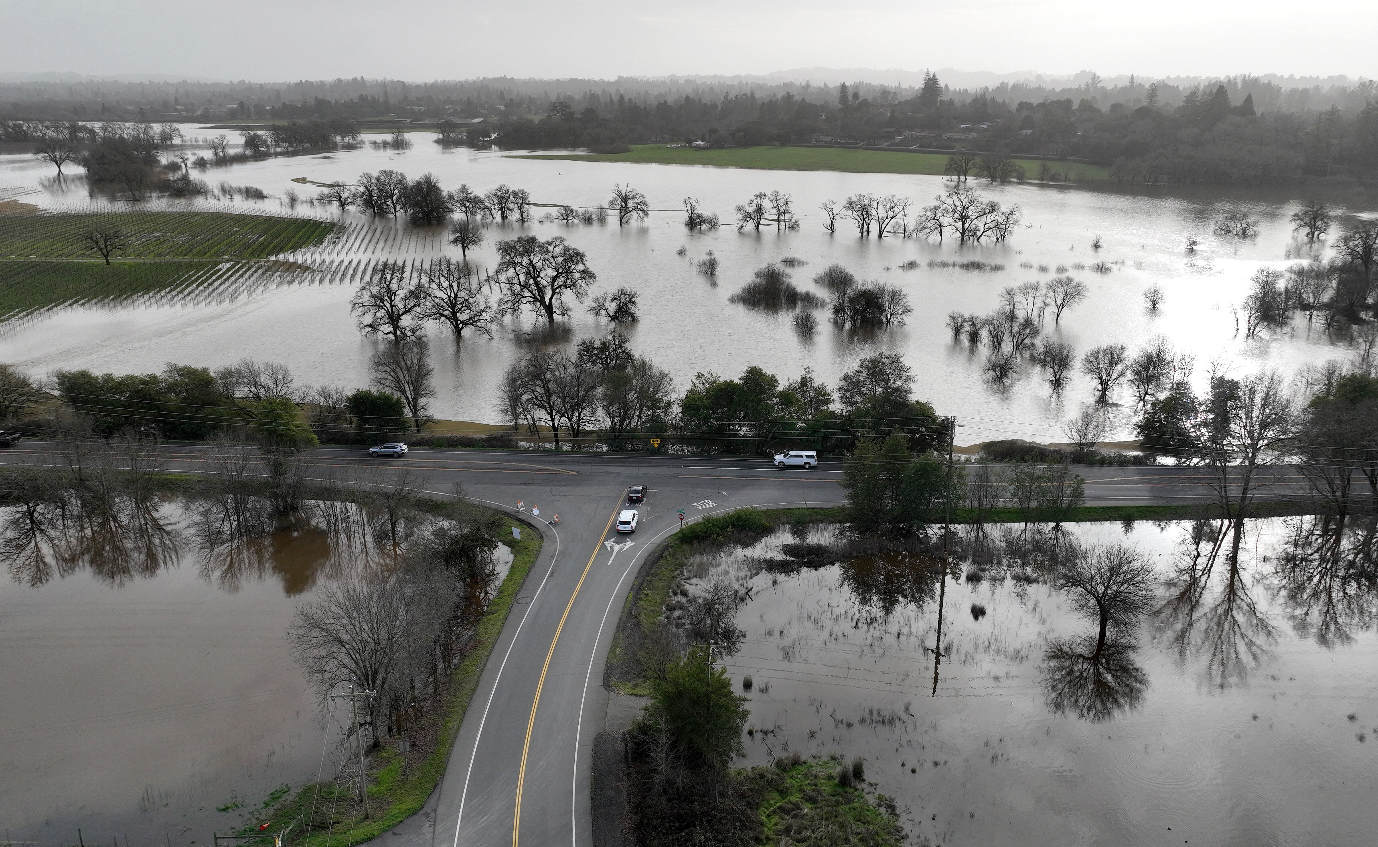SANTA ROSA, CALIFORNIA - 9 DE ENERO: En una vista aérea, las inundaciones llenan los campos el 9 de enero de 2023 en Santa Rosa, California. El Área de la Bahía de San Francisco y gran parte del norte de California continúan empapados por poderosos eventos fluviales atmosféricos que han provocado fuertes vientos y lluvias torrenciales. Las tormentas han derribado árboles, inundado carreteras y cortado el suministro eléctrico a decenas de miles. Las tormentas se alinean sobre el Océano Pacífico y se espera que traigan más lluvia y viento hasta el final de la semana. Justin Sullivan/Getty Images/AFP (Foto de JUSTIN SULLIVAN/GETTY IMAGES NORTH AMERICA/Getty Images vía AFP)