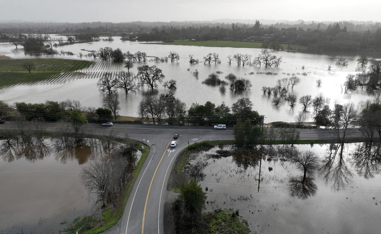 SANTA ROSA, CALIFORNIA - 9 DE ENERO: En una vista aérea, las inundaciones llenan los campos el 9 de enero de 2023 en Santa Rosa, California. El Área de la Bahía de San Francisco y gran parte del norte de California continúan empapados por poderosos eventos fluviales atmosféricos que han provocado fuertes vientos y lluvias torrenciales. Las tormentas han derribado árboles, inundado carreteras y cortado el suministro eléctrico a decenas de miles. Las tormentas se alinean sobre el Océano Pacífico y se espera que traigan más lluvia y viento hasta el final de la semana. Justin Sullivan/Getty Images/AFP (Foto de JUSTIN SULLIVAN/GETTY IMAGES NORTH AMERICA/Getty Images vía AFP)