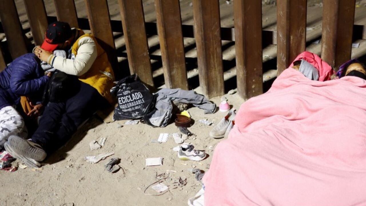 Varios inmigrantes protestan en toda la frontera entre México y Estados Unidos