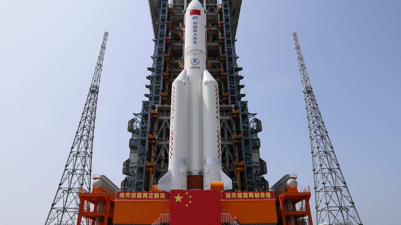 Las alarmas internacionales se han encendido al conocer que los restos de la aeronave de 50 metros de altura se dirigen sin control hacia la Tierra. (Guo Wenbin/Xinhua via AP)