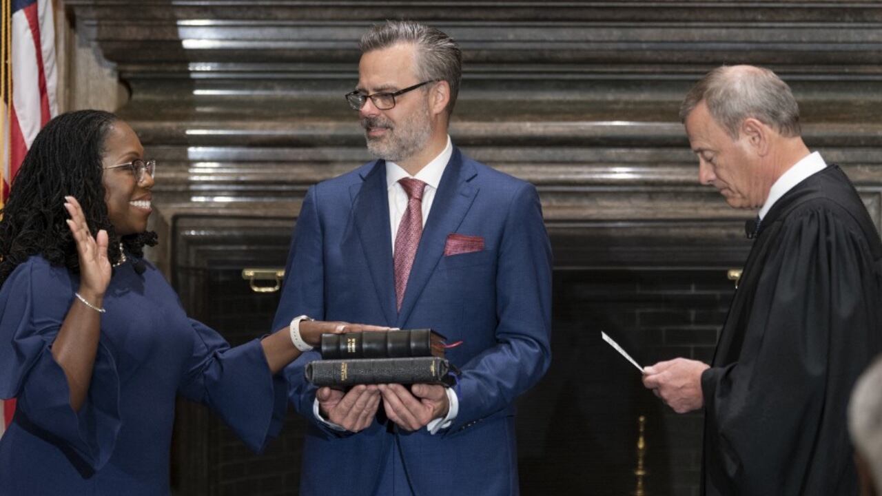 Ketanji Brown Jackson es la primera mujer afroamericana en servir para la Corte Suprema de Justicia