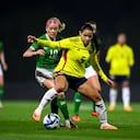 Denise O'Sullivan disputando un balón con Lorena Bedoya.