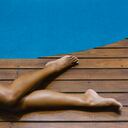 Piernas de mujer en la piscina