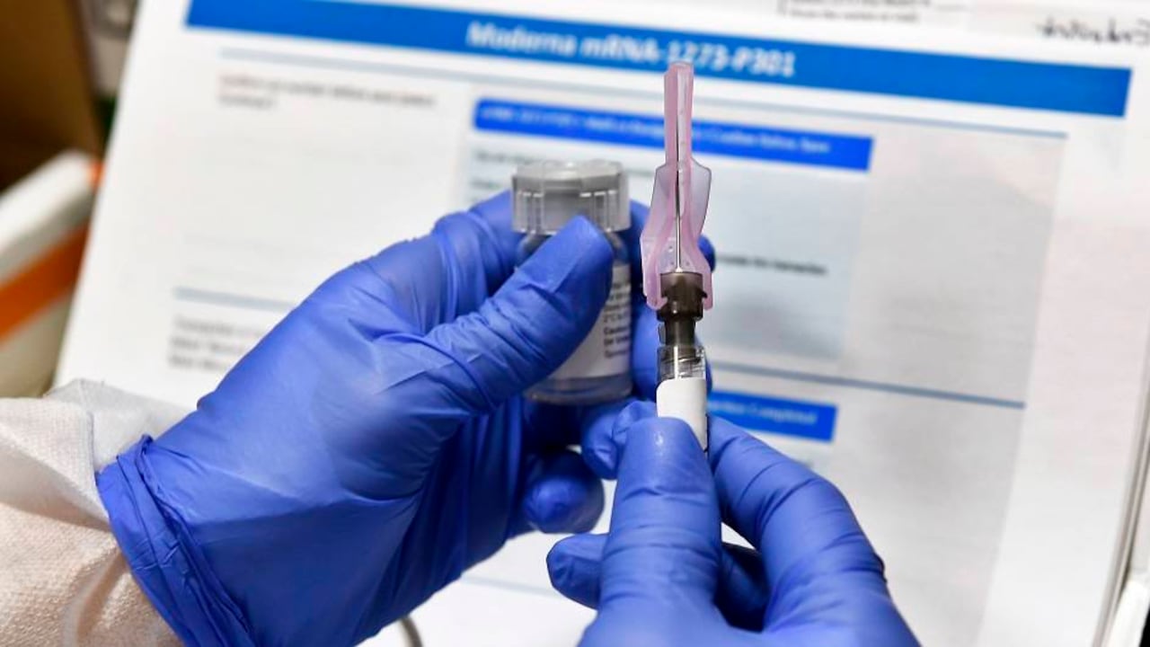 La farmacéutica con sede en Massachusetts desarrolla una variante de su vacuna solo para la cepa sudafricana.