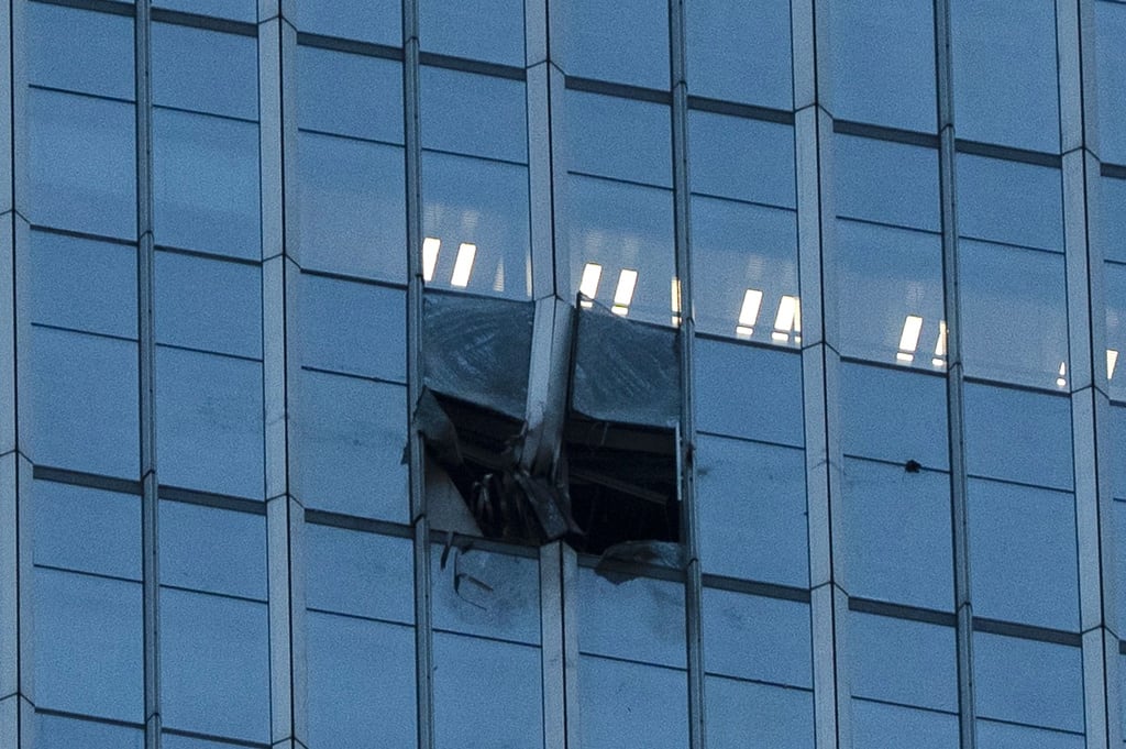 La superficie de la Torre Citic, también conocida como Torre Zun, sufrió daños en Pekín el viernes 26 de junio de 2026. (Foto AP/Han Guan Ng)