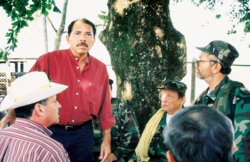 Otro de los gobiernos con quien las Farc tendrían contactos oficiales es el de Daniel Ortega en Nicaragua. Aunque Ortega participó en los diálogos de paz en 1999 con las Farc, como aparece en esta foto, según el diario El País de España, recientemente el presidente nicaragüense les habría hecho a las Farc una oferta de "caucheras" que le sobraban, es decir fusiles. 