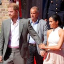 El príncipe Harry de Gran Bretaña, a la izquierda, y Meghan, duquesa de Sussex, salen del ayuntamiento en Düsseldorf, Alemania, el martes 6 de septiembre de 2022. El príncipe Harry visita la ciudad como embajador de los juegos Invictus, juegos de una semana para militares activos y veteranos que están enfermos, lesionados o heridos, será el anfitrión de Düsseldorf el próximo año. (AP Photo/Martin Meissner).