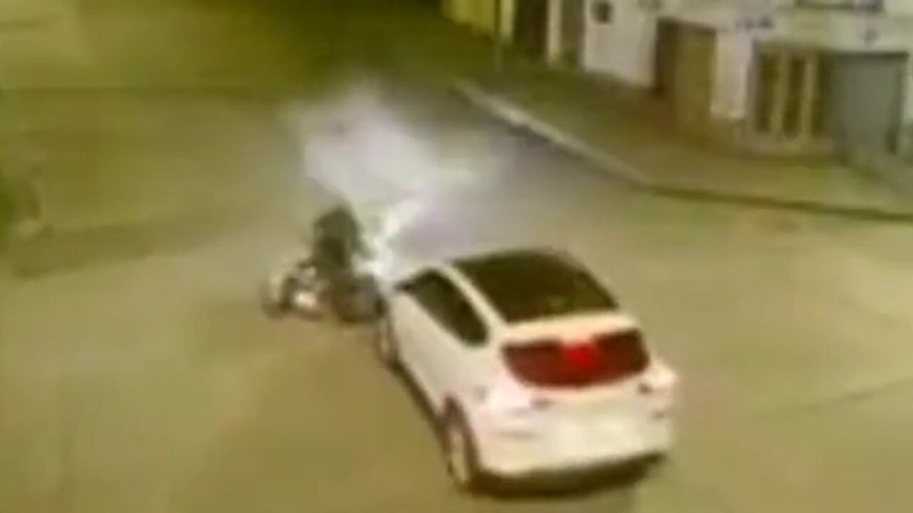 El conductor de la camioneta retrocedió su automóvil y se retiró de la escena del accidente.