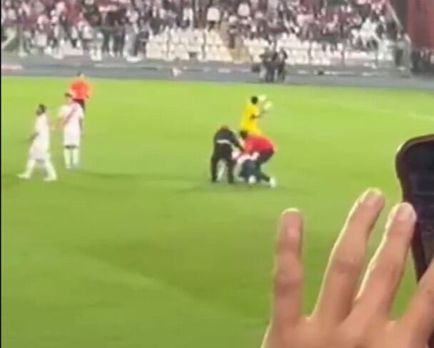 Pedro Gallese lanzando el teléfono de la persona que invadió el campo.