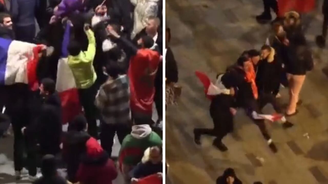 Fans de Francia y Marruecos celebrando en París el paso a semis de Qatar 2022.