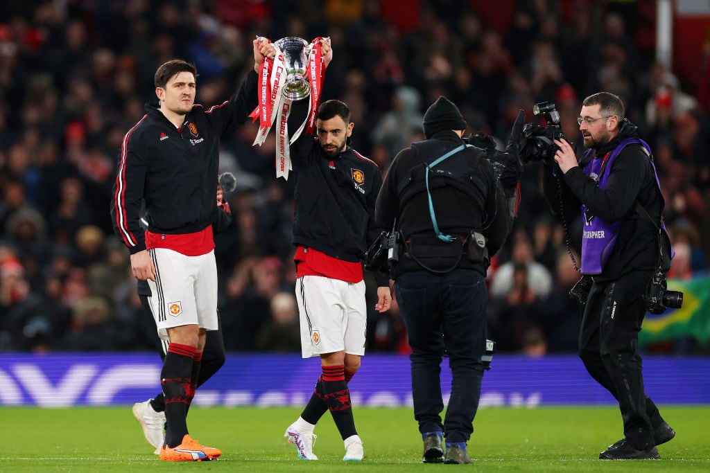 Jugadores del Manchester United con el título del Carabao Cup, la Copa de la Liga en Inglaterra.