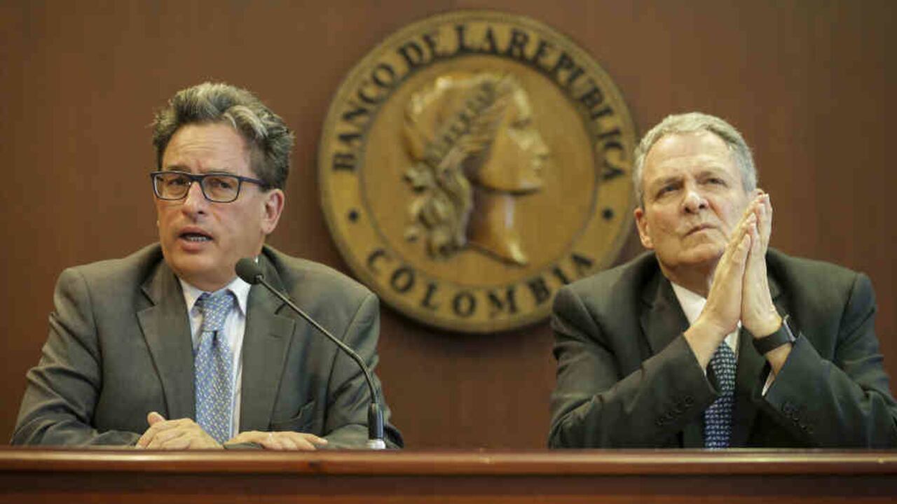 Juan José Echavarría, gerente del Banrepública (der.), dejará el cargo a finales de este año. Rumores señalan que el ministro de Hacienda, Alberto Carrasquilla (izq.), podría lanzarse para reemplazarlo.