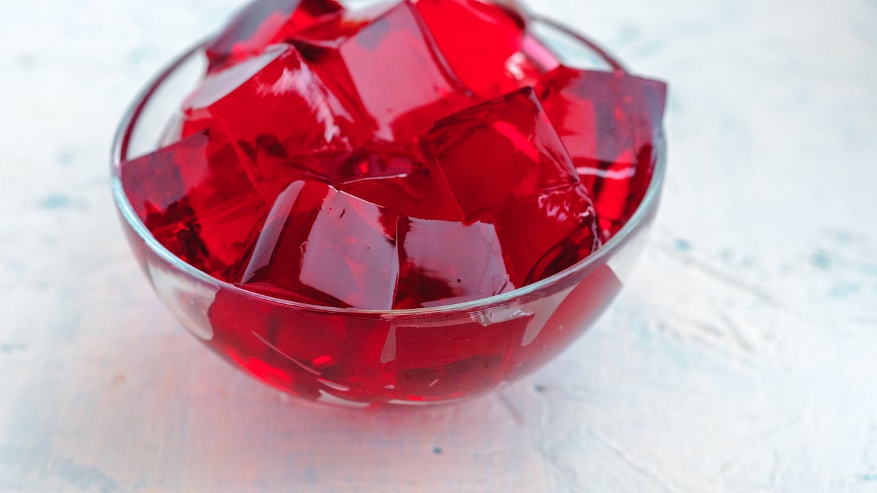 La gelatina es un alimento rico en colágeno y bajas calorías.