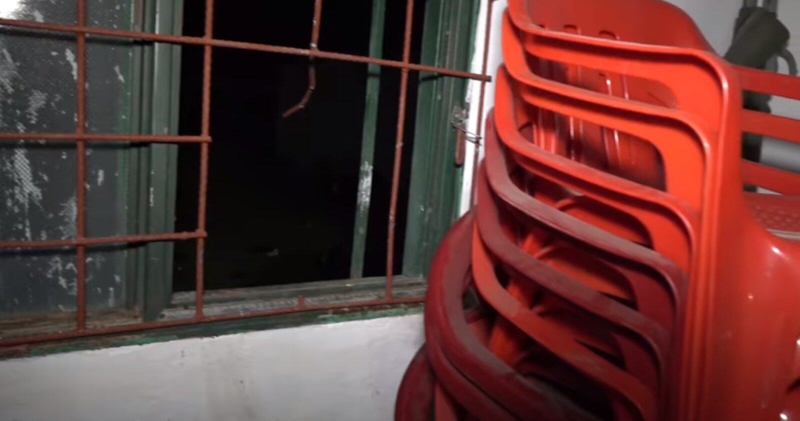 Los delincuentes dañaron ventanas y puertas para ingresar.