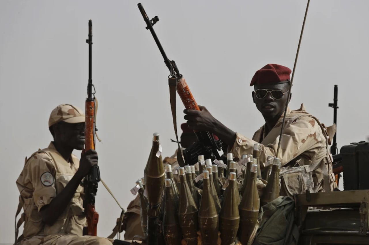 La fuerza aérea sudanesa destruyó un avión de Emiratos Árabes Unidos que transportaba mercenarios colombianos al aterrizar en un aeropuerto controlado por paramilitares en la región de Darfur (oeste).