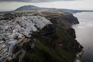 Una vista de la ciudad de Fira en la isla griega de Santorini, en el Mar Egeo, el 3 de febrero de 2025 (Foto de Aris MESSINIS / AFP)