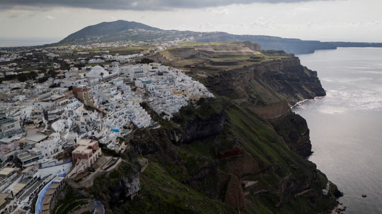 Una vista de la ciudad de Fira en la isla griega de Santorini, en el Mar Egeo, el 3 de febrero de 2025 (Foto de Aris MESSINIS / AFP)