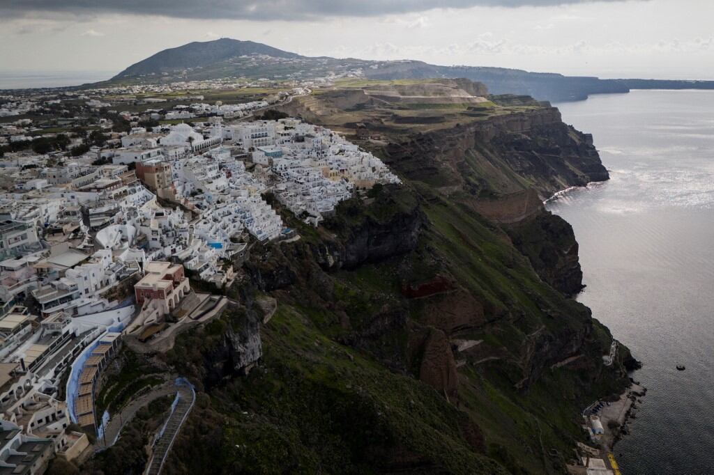 Una vista de la ciudad de Fira en la isla griega de Santorini, en el Mar Egeo, el 3 de febrero de 2025 (Foto de Aris MESSINIS / AFP)
