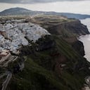 Una vista de la ciudad de Fira en la isla griega de Santorini, en el Mar Egeo, el 3 de febrero de 2025 (Foto de Aris MESSINIS / AFP)