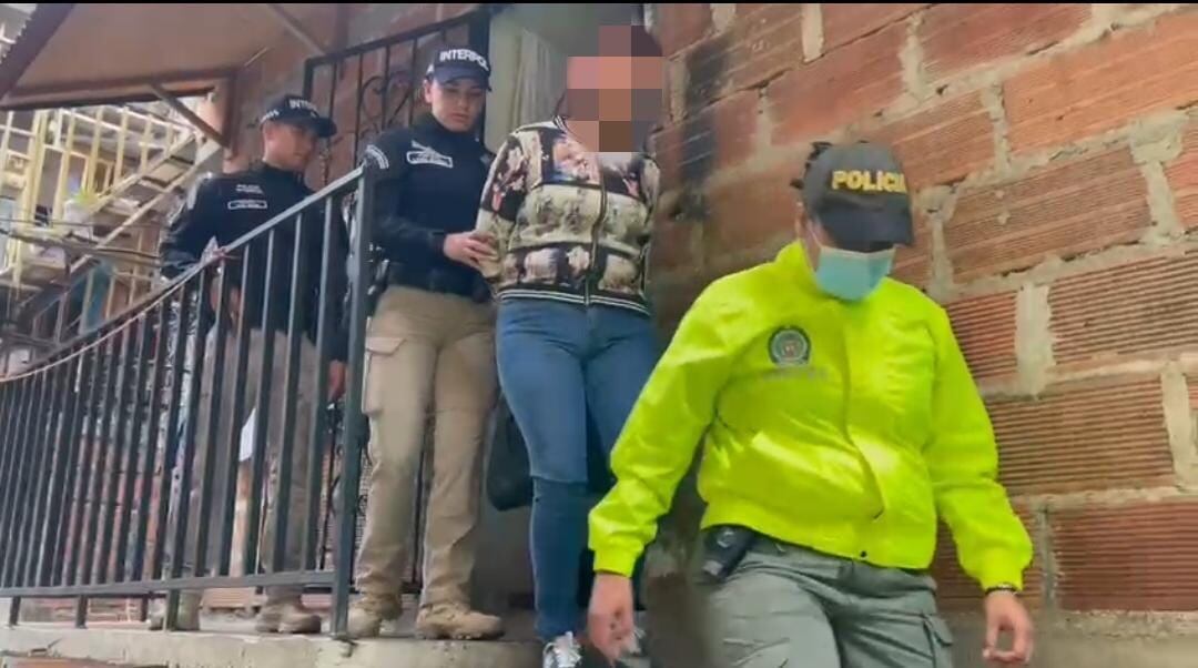 Esta es la mujer (capturada) acusada de someter a sus tres hijos menores de edad aberrantes casos de pornografía infantil.