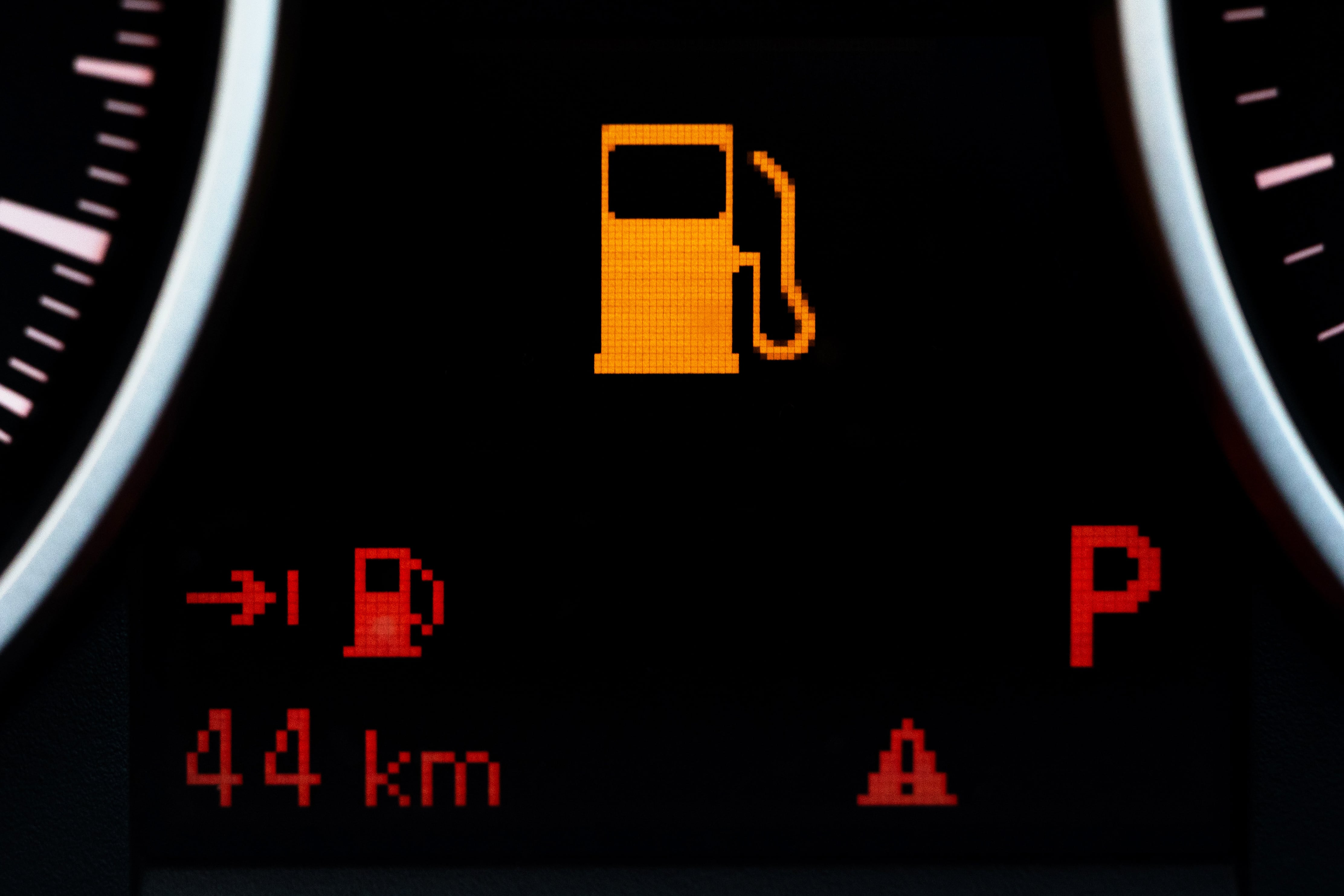 Conducir con el tanque casi vacío puede generar un mayor desgaste en varias piezas del motor.