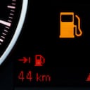 Conducir con el tanque casi vacío puede generar un mayor desgaste en varias piezas del motor.