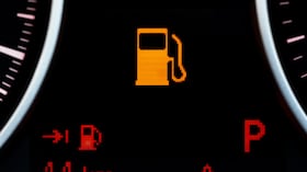 Conducir con el tanque casi vacío puede generar un mayor desgaste en varias piezas del motor.