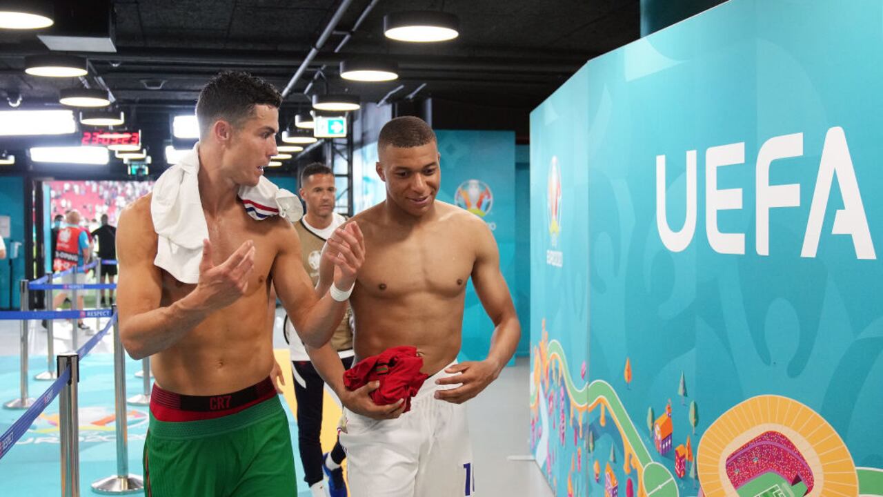 Cristiano Ronaldo, de Portugal, habla con Kylian Mbappé, de Francia, en el túnel después del partido del Grupo F del Campeonato de la UEFA Euro 2020 entre Portugal y Francia en el Puskas Arena el 23 de junio de 2021 en Budapest, Hungría (Foto de Ángel Martínez - UEFA/UEFA vía Getty Images)