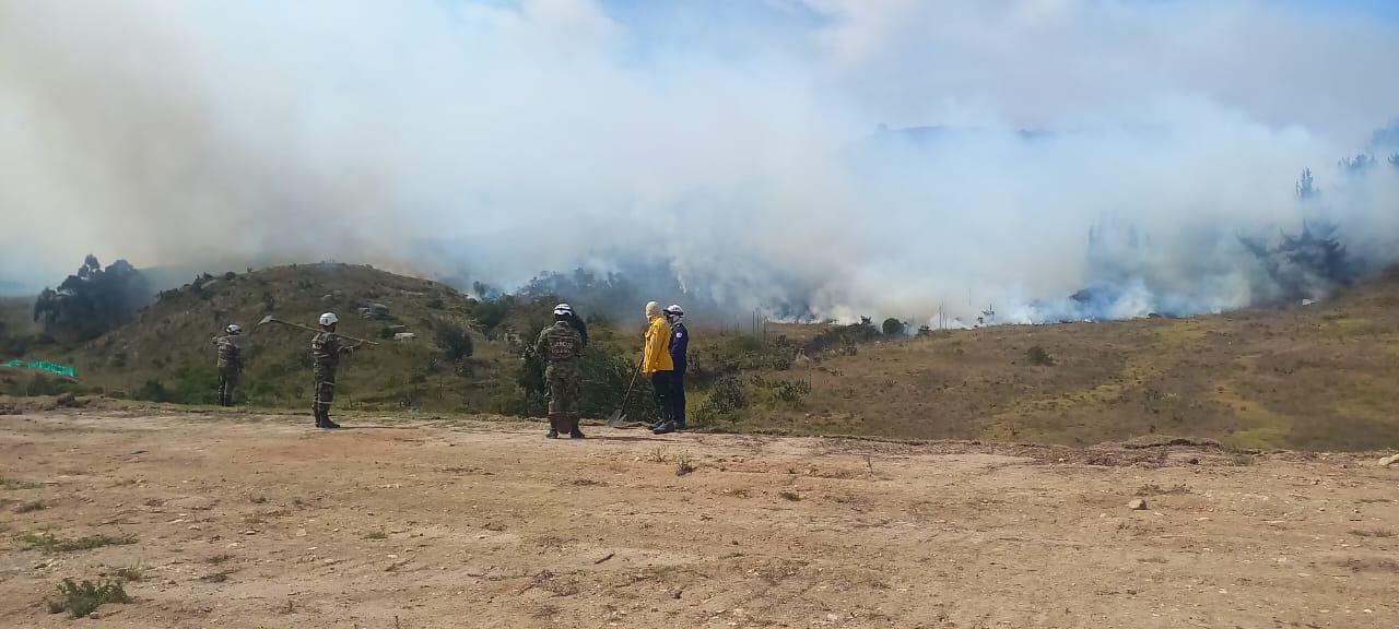 Alrededor de un centenar de personas unen sus esfuerzos para contener las llamas