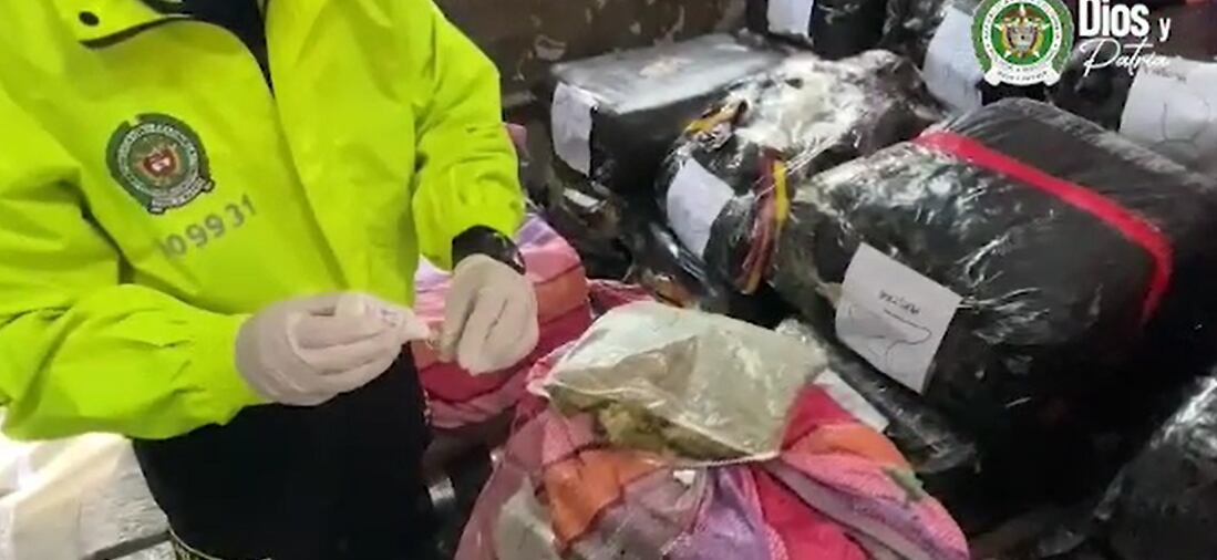 Policía realizando pruebas a cerca de tonelada y media de marihuana encontrada en una bodega de Copacabana, Antioquia.