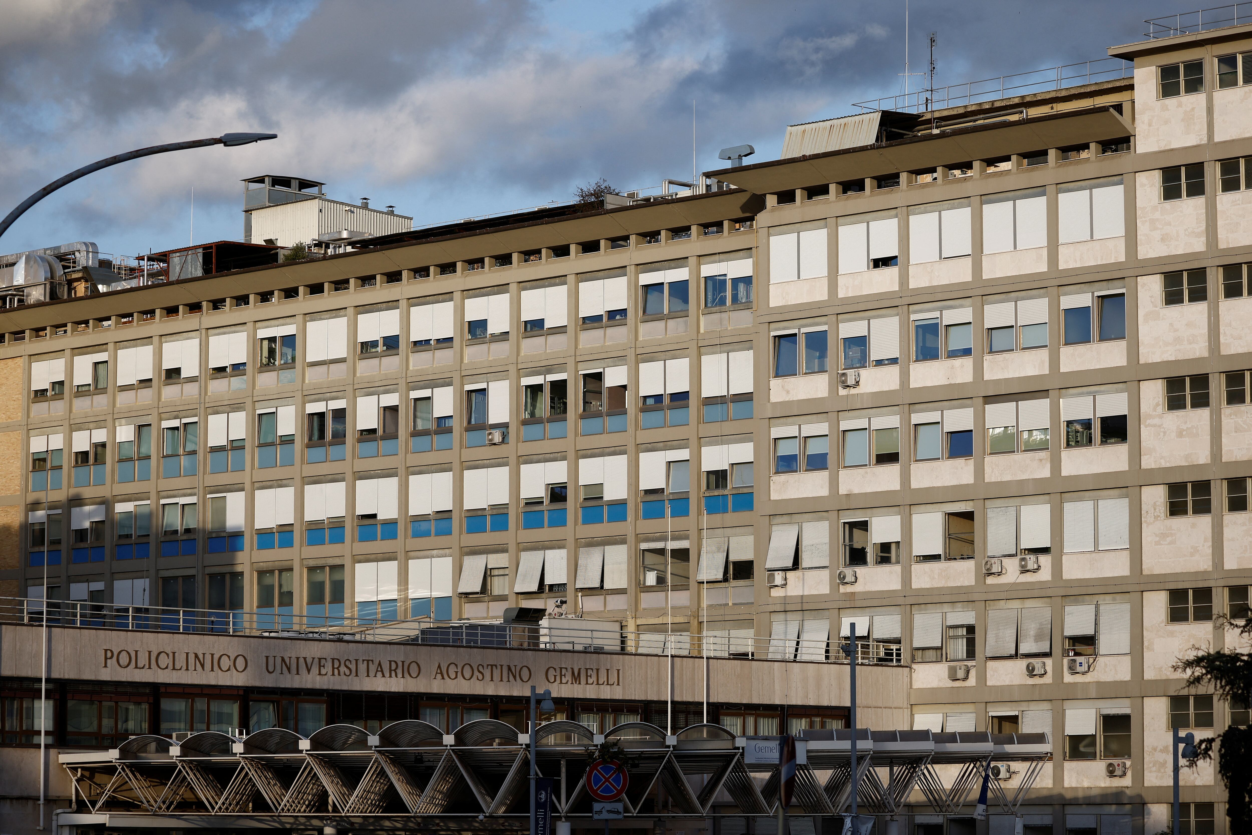 Una vista general del Hospital Gemelli donde el Papa Francisco asiste a un chequeo previamente programado, en Roma, Italia, el 29 de marzo de 2023.