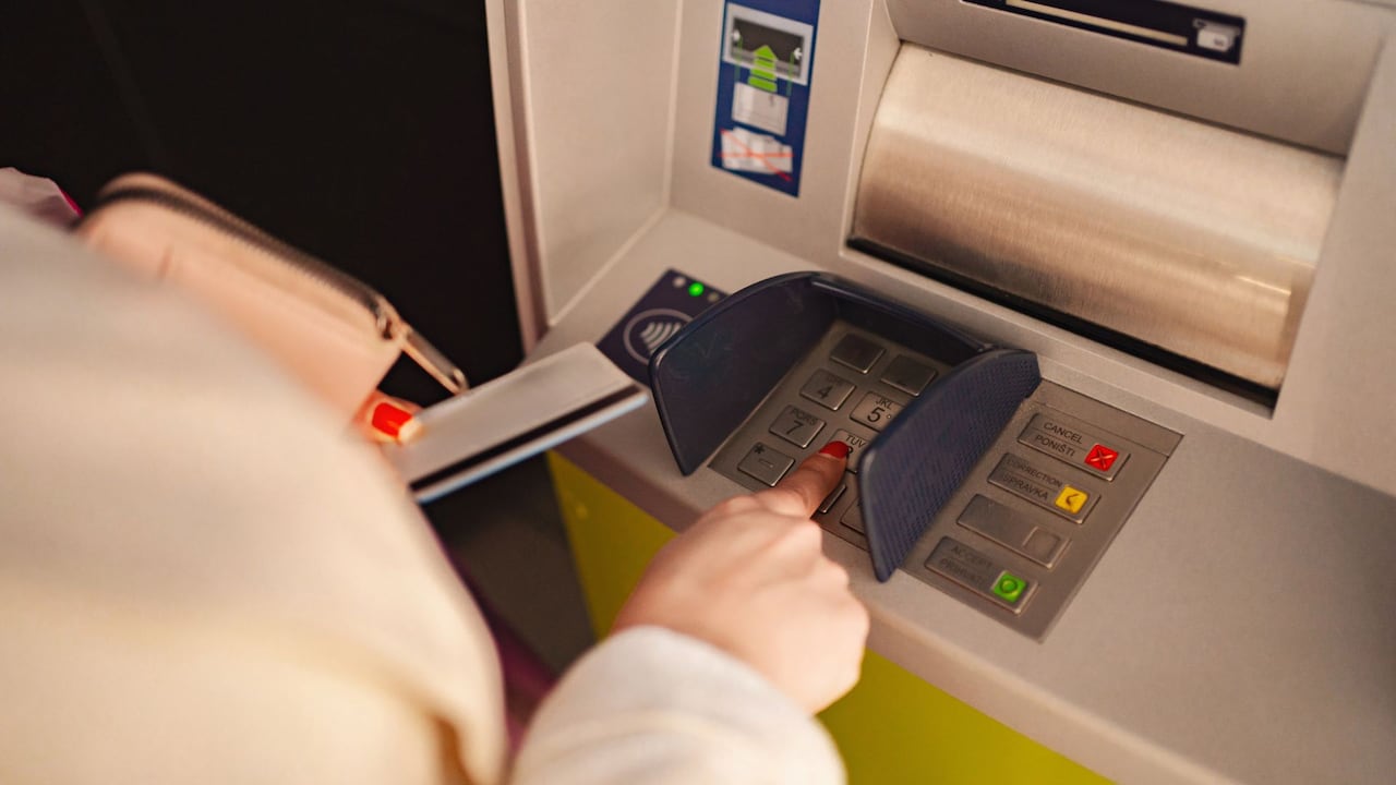 Los cajeros automáticos, diseñados para facilitar el acceso al dinero en cualquier momento del día, también se han convertido en un objetivo frecuente para los ciberdelincuentes.