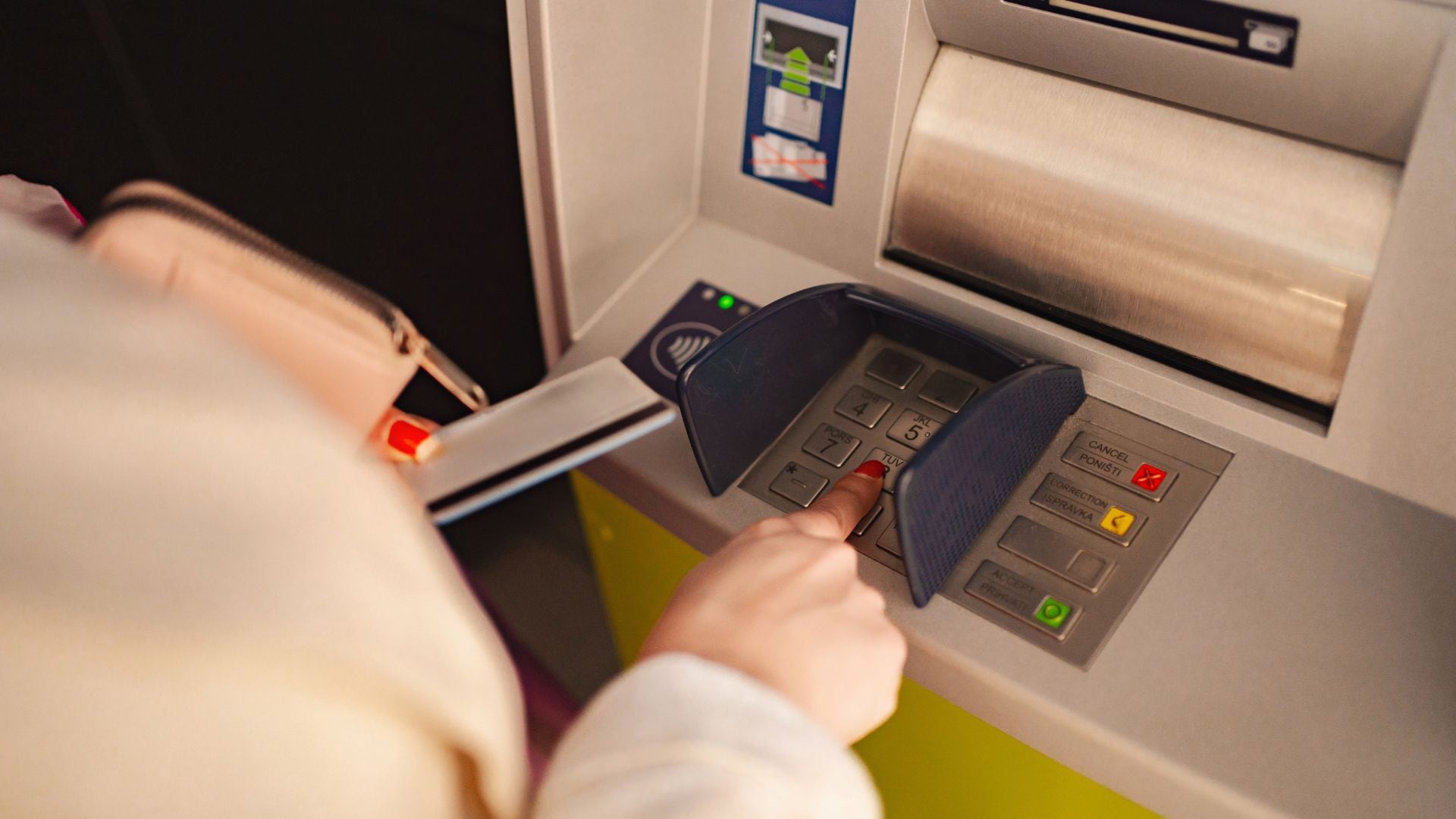 Los cajeros automáticos, diseñados para facilitar el acceso al dinero en cualquier momento del día, también se han convertido en un objetivo frecuente para los ciberdelincuentes.