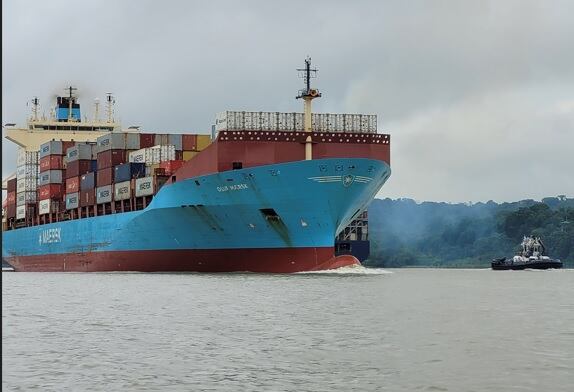 Al ser la única ruta de tránsito por el Canal, es posible navegar el Lago Gatún al lado de imponentes embarcaciones que cruzan de un océano a otro.