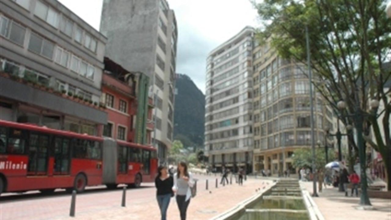En Colombia más del 60% de las ciudades son construidas de modo informal, sin ninguna planeación ni ordenamiento, lo que genera un gran déficit de parques, zonas verdes, espacio público y equipamientos.