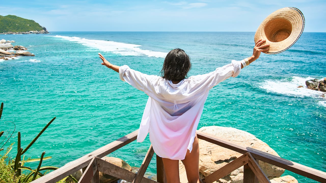 Mujer disfrutando del Parque Nacional Tayrona, en Colombia.