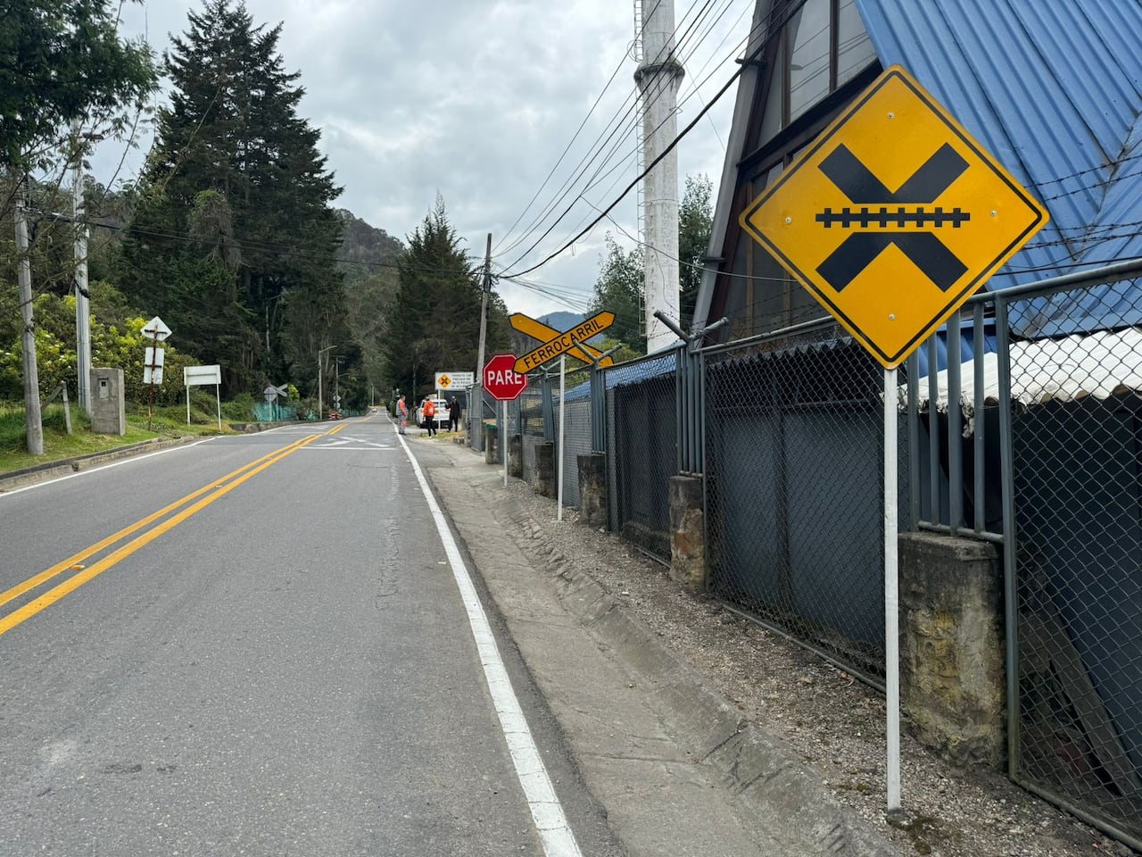 Señalización pasos a nivel Calle 245.