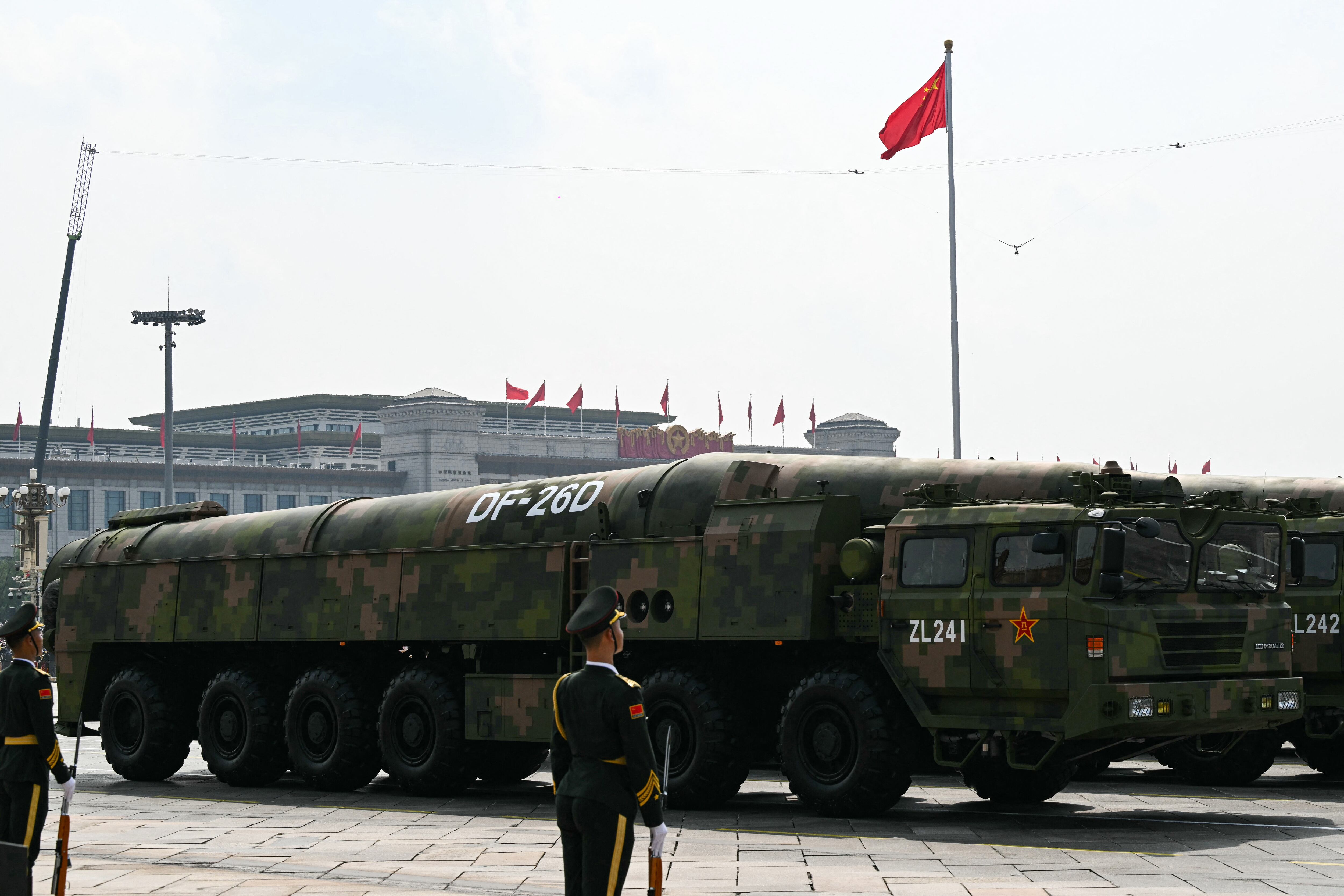 Se ve un misil balístico DF-26D durante un desfile militar que marca el 80 aniversario de la victoria sobre Japón y el fin de la Segunda Guerra Mundial, en la Plaza de Tiananmen de Beijing el 3 de septiembre de 2025. (Foto de GREG BAKER / AFP)