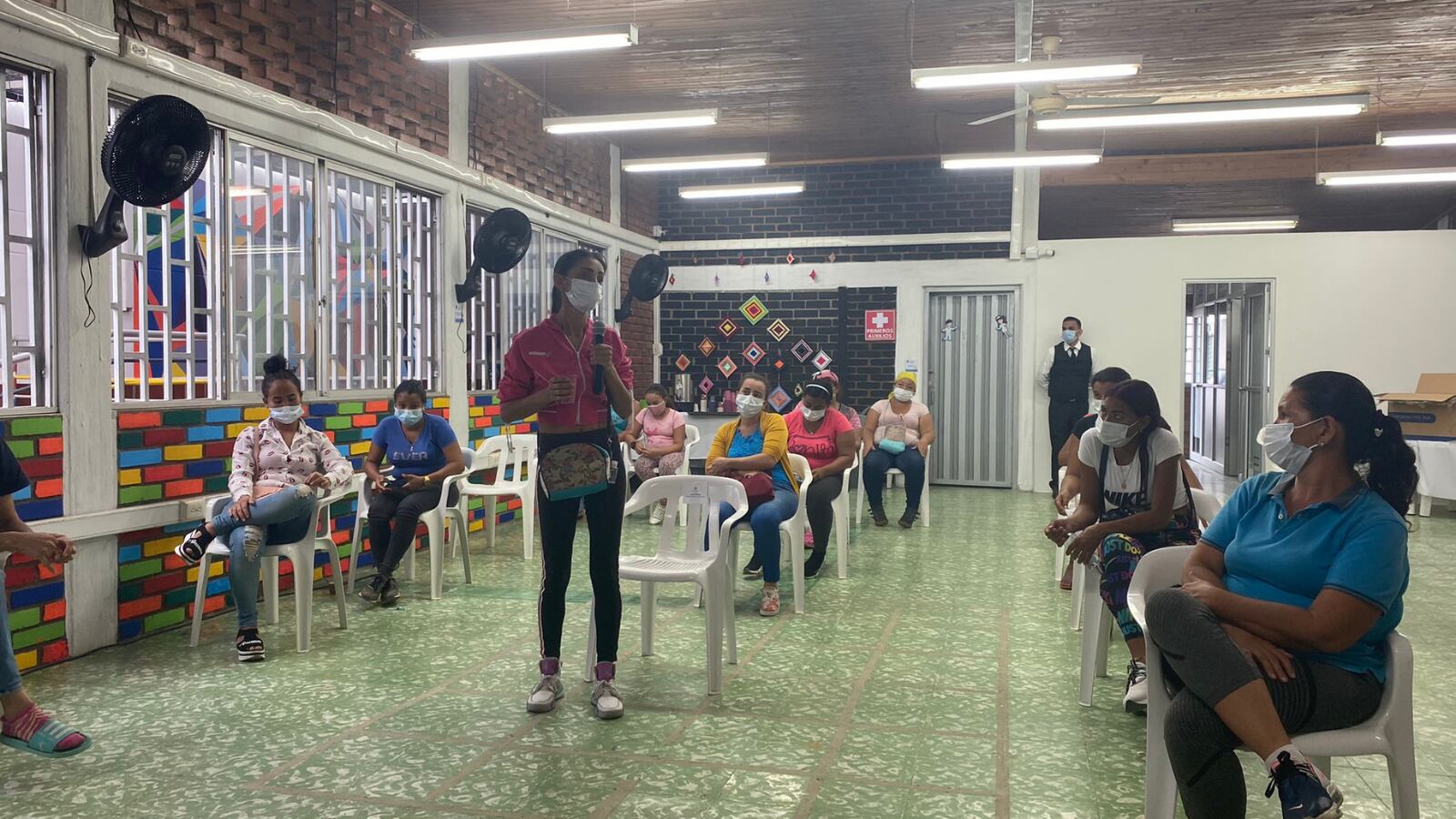 Adicional a la formación en finanzas, las migrantes tendrán acceso a servicios de  atención psicológica y orientación jurídica.