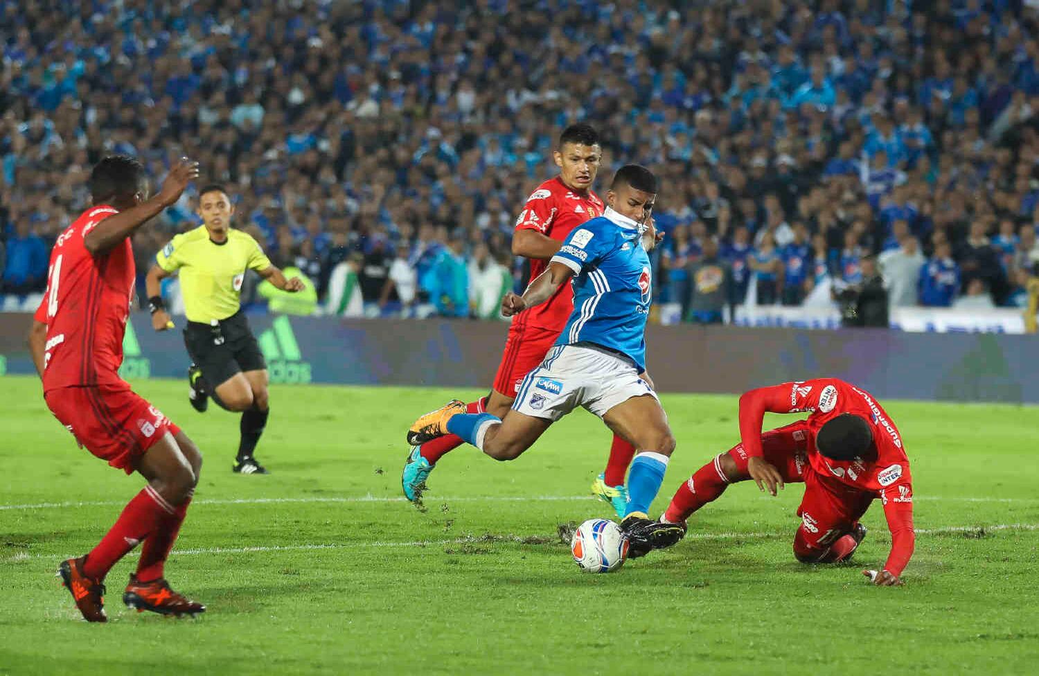 Santiago Mosquera intenta anotar en el área del América tras superar la ferrea marca de los caleños. Foto: Esteban Vega / SEMANA