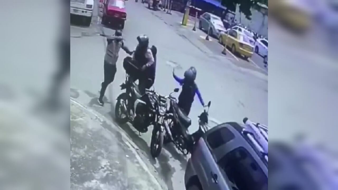 Como en una requisa, motociclistas armados robaron en menos de 20 segundos a una pareja en Cali.