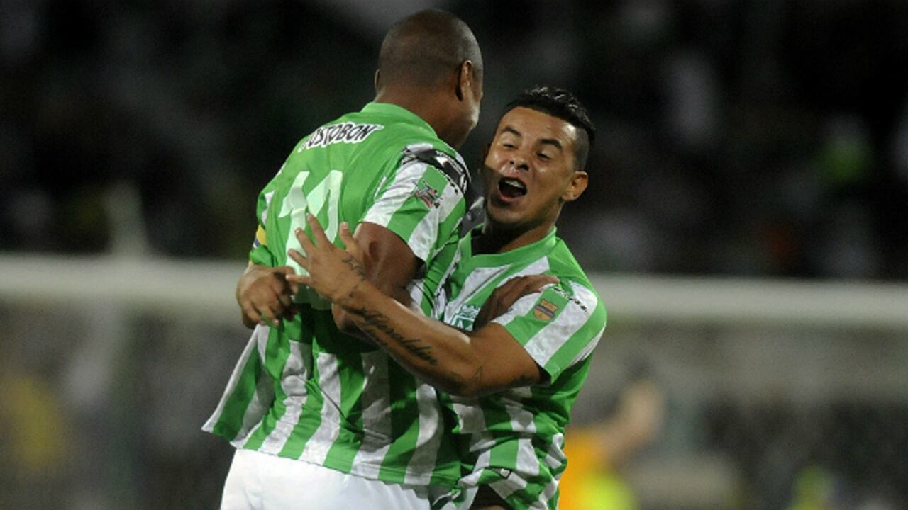 El jugador del Atlético Nacional Alexis Henríquez (i) celebra con Edwin Cardona (d) después de anotar un gol contra el Atlético Junior hoy, miércoles 21 de mayo de 2014, durante el partido de vuelta de la final de la Liga Postobón 2014-I. (EFE)