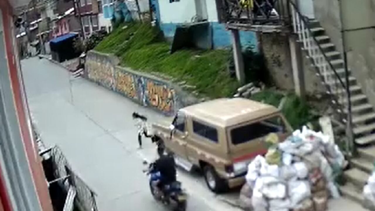 Cámara de seguridad capta el momento en que motociclista atropella a niña en el sur de Bogotá y escapa tras dejarla tendida en el suelo.