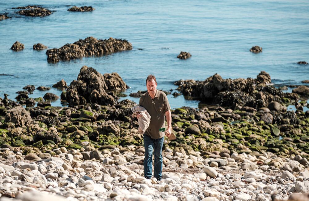 El señor TJ Ballantyne, encargado de The Old Oak, el último bar de ese pueblo, es un héroe callado, del tipo que exigen nuestros tiempos, parado del lado de la solidaridad y no del juicio y el rechazo.